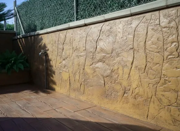 Hormigón impreso en muro vertical con textura de piedra en vivienda de Bizkaia