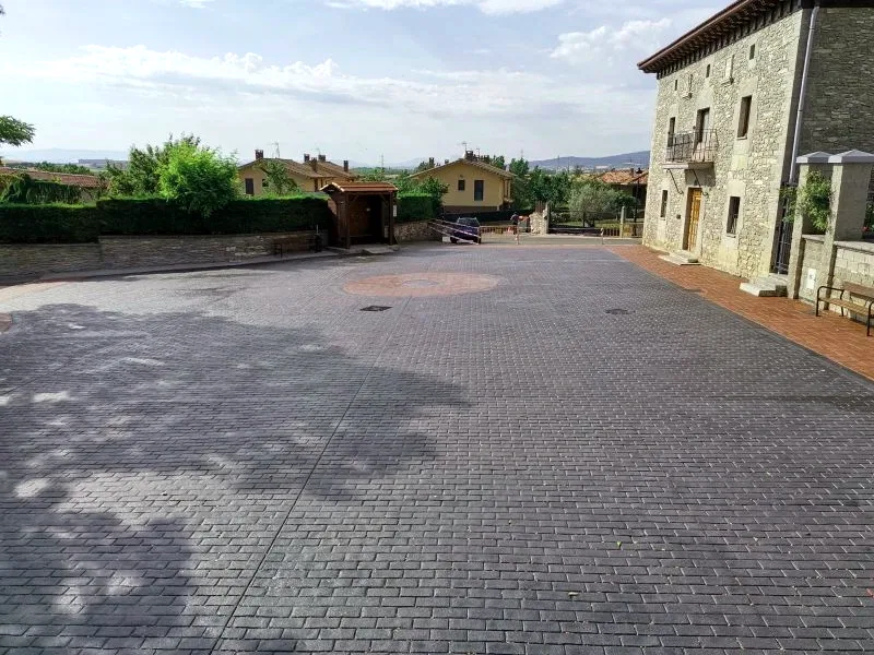 Proyecto de pavimentación de plaza pública con hormigón impreso en Bizkaia