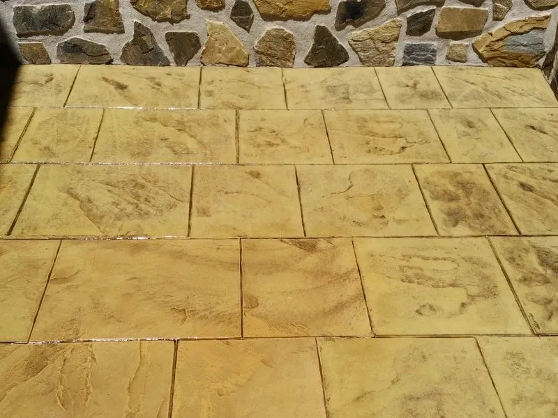 Proyecto de hormigón impreso en vivienda unifamiliar de Bizkaia, acceso y jardín