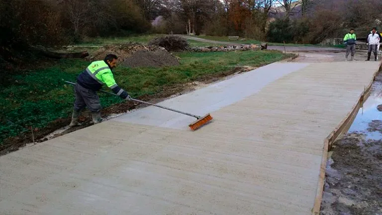 Pavimento terminado en jardín de vivienda con hormigón impreso en Bizkaia