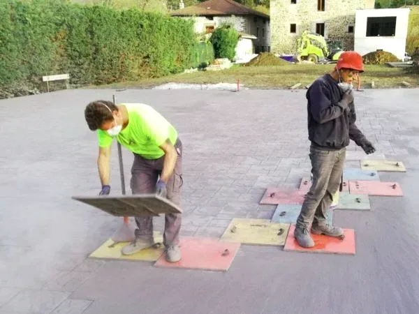 Obra de hormigón impreso industrial en polígono de Bizkaia