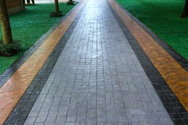 Mortero impreso con diseño de adoquín en camino exterior de vivienda en Bilbao