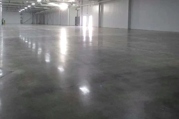 Pavimento industrial de hormigón pulido en nave de Vizcaya con acabado espejo