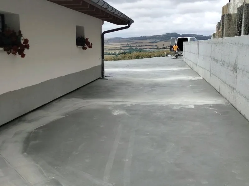 Jardín completo de chalet con hormigón impreso en Bizkaia